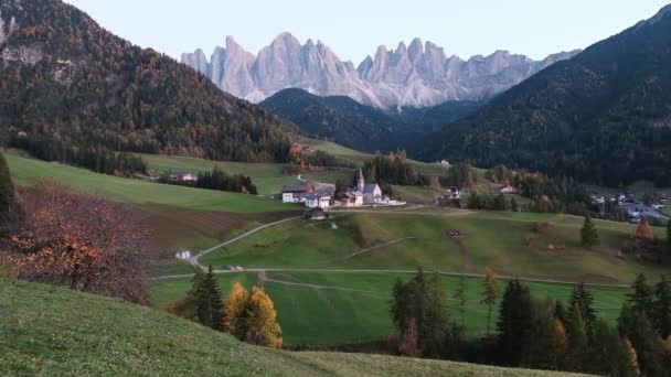Santa Maddalenan kylä edessä Geisler tai Odle Dolomites Group, Val di Funes, Val di Funes, Trentino Alto Adige, Italia, Eurooppa
. - Materiaali, video