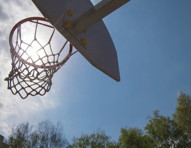 Basketbalový koš proti modré obloze. Slunečný den - Fotografie, Obrázek