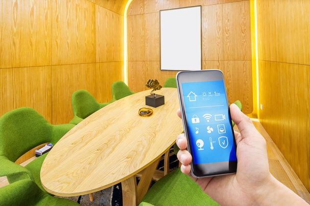 Smartphone met slimme huis en moderne eetkamer - Foto, afbeelding