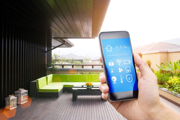 Smartphone met slimme huis en moderne balkon - Foto, afbeelding