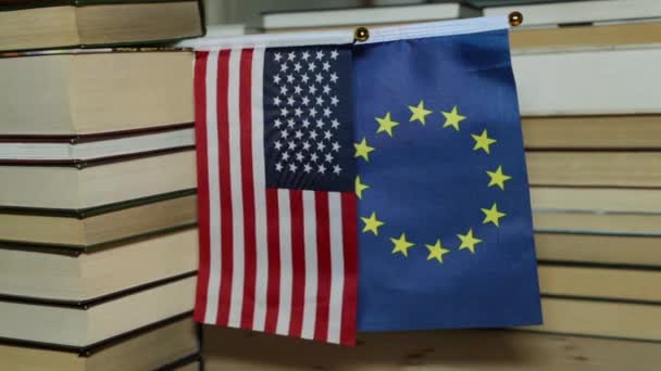 Amerykańską flagę i UE flaga i papieru książki. - Materiał filmowy, wideo