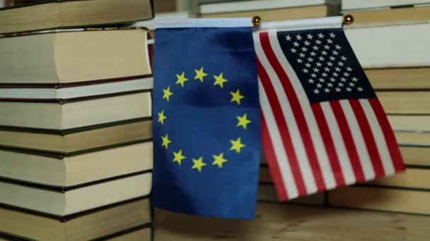 Μας και σημαίες της ΕΕ και έντυπα βιβλία. Αμερικανική και την Ευρωπαϊκή εκπαίδευση. - Πλάνα, βίντεο