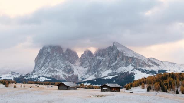 Seiser Alm Langkofel Groupin kanssa auringonnousun jälkeen, Etelä-Tiroli, Italia
 - Materiaali, video