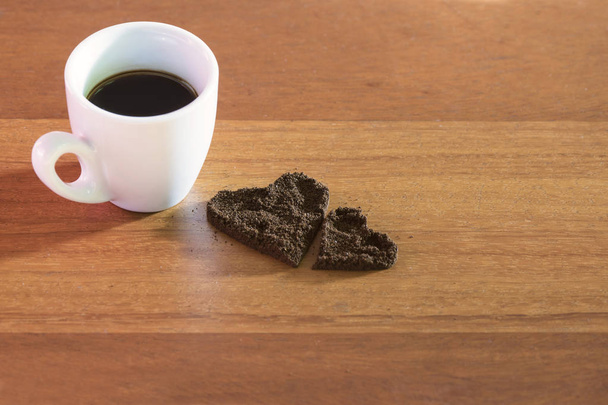 Точила прикраси любов кави і чашки кави на дерев'яні захованих - Фото, зображення