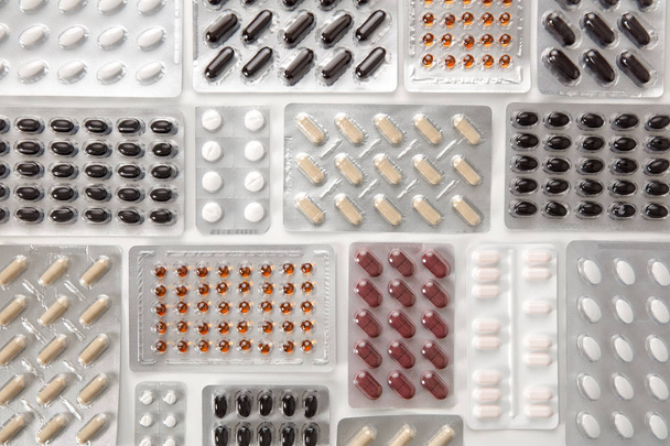 Varias píldoras en paquetes de la ampolla en la mesa
 - Foto, Imagen