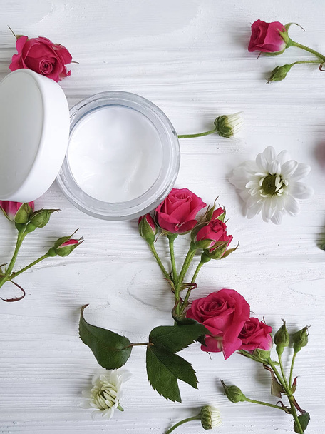 クリーム化粧品ナチュラル ピンク ローズ バラの白い花白い木製 - 写真・画像