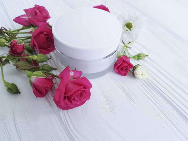 crème cosmetische natuurlijke roze roos roze witte bloemen wit houten - Foto, afbeelding