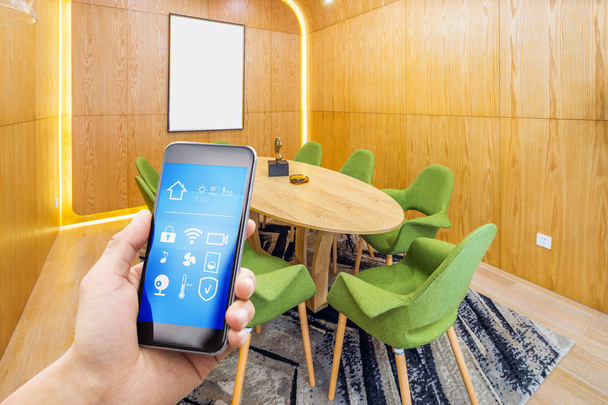 Smartphone mit Smart Home und modernem Esszimmer - Foto, Bild