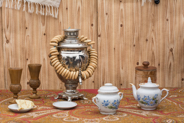 Чаювання. Самовар, кондитерські вироби, Чайний сервіз та млинець на блюдце зі святом Масляної - Фото, зображення