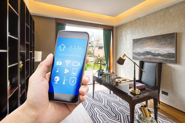 Smartphone met slimme huis en moderne studie - Foto, afbeelding