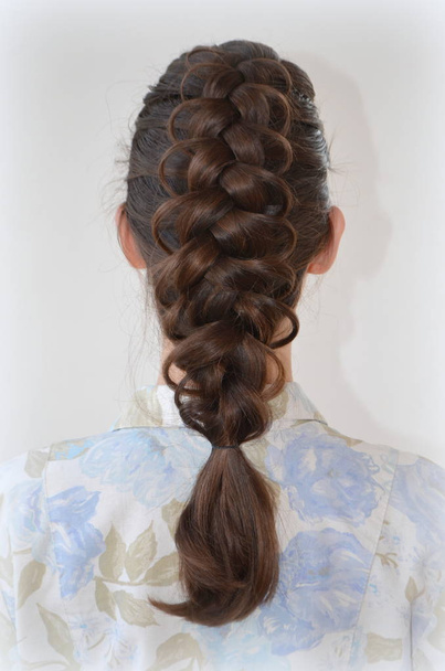 Tresse française ajourée, coiffure de longueur moyenne Maîtrise du tissage à partir de cheveux
 - Photo, image