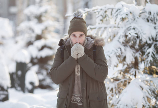 Handsome smiling man in winter snow - Valokuva, kuva