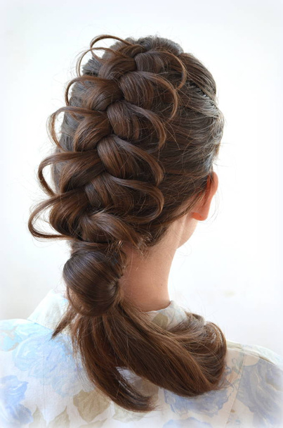 Openwork trança francesa, penteado com comprimento médio Maestria de tecelagem de cabelo
 - Foto, Imagem