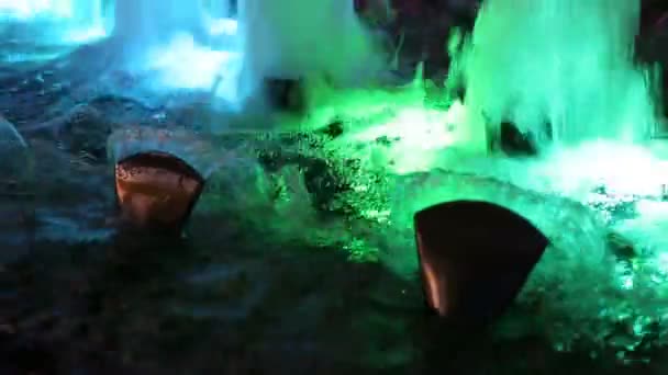 Красивая вода из фонтана и разноцветные огни освещения
 - Кадры, видео