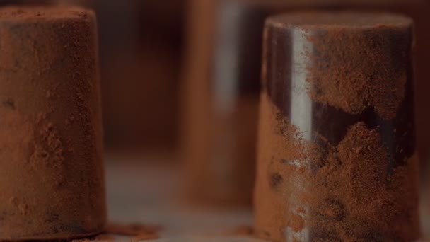 algunos caramelos de chocolate sobre fondo marrón en el estudio
 - Metraje, vídeo