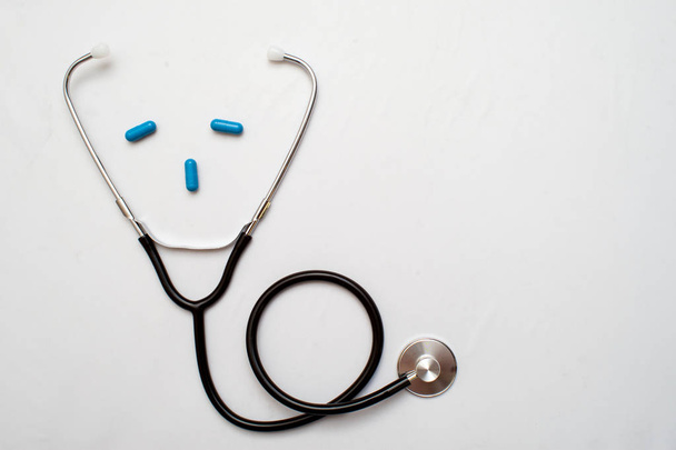 Geneeskunde. Druksensor, hart vorm, stethoscoop en dollars op een houten ondergrond, copyspace - Foto, afbeelding