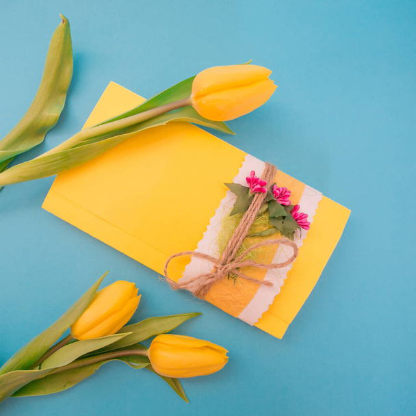 cartão feito à mão com tulipas
 - Foto, Imagem