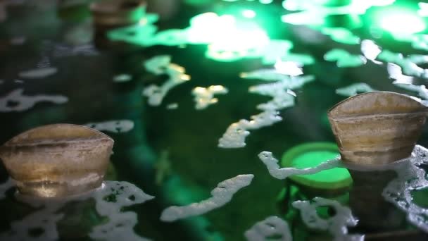 Close-up de fonte de água construído detalhes da estrutura e bicos de repouso à noite
 - Filmagem, Vídeo