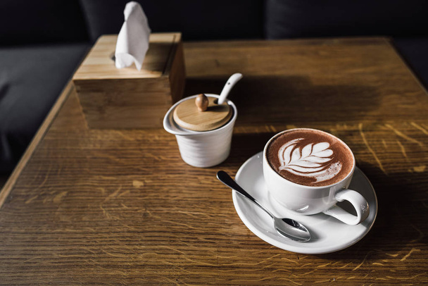 Una taza de cacao natural en la mesa de madera
 - Foto, Imagen