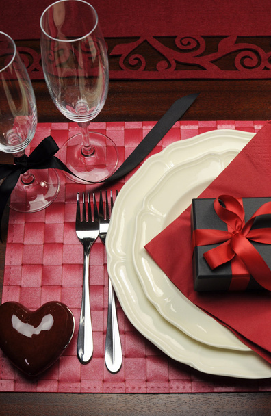 Muodollinen Ystävänpäivä ruokapöytä yhdelle samppanjalasien lahjalla
 - Valokuva, kuva