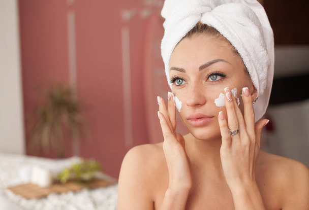 young woman, facial, cream, mask, clean skin - Fotografie, Obrázek