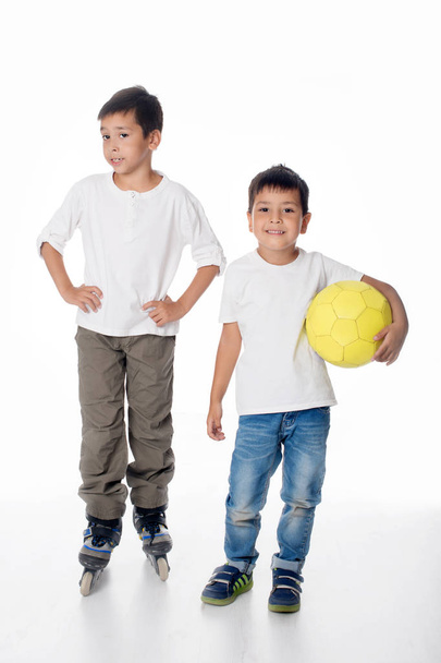 Dva chlapce jezdit na kolečkových bruslích a soccerball. - Fotografie, Obrázek