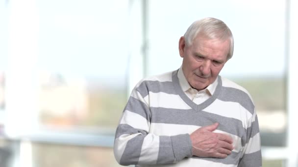 unglücklicher Senior massiert seine Brust. - Filmmaterial, Video