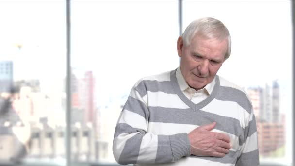 Starszy mężczyzna czuje ból w klatce piersiowej. - Materiał filmowy, wideo