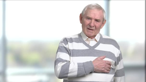 Trauriger Senior mit Herzkrämpfen. - Filmmaterial, Video