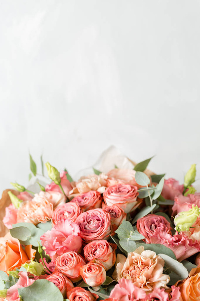 灰色の背景に花の組成。結婚式やお祝いの装飾。粉末状のピンク色。領域をコピーします。クローズ アップ - 写真・画像