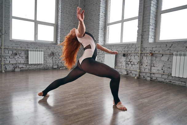 Young beautiful dancer posing on a studio background. - Foto, Bild