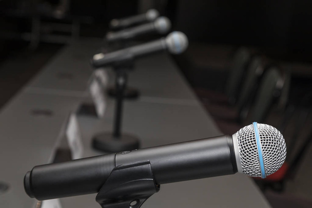 Mikrofony na konferencji prasowej pokoju, przygotowany na konferencji prasowej. - Zdjęcie, obraz