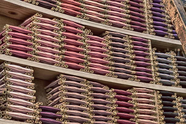 en el mercado el alambre de piñón de algodón como colores de fondo
 - Foto, Imagen