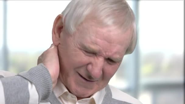 Senior man heeft pijn in nek. - Video