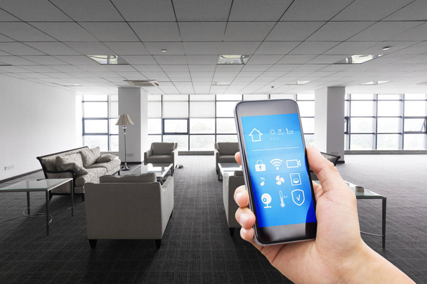 Smartphone mit Smart Home und modernem Wohnzimmer - Foto, Bild