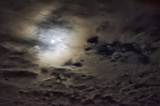 スーパームーン曇りと明るい満月と背景の夜空の魅力的な写真。美しい満月の夜空 - 写真・画像