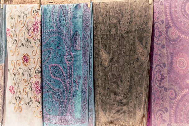 a textura do lenço tradicional arábico simbólico de algodão como fundo abstrato
 - Foto, Imagem