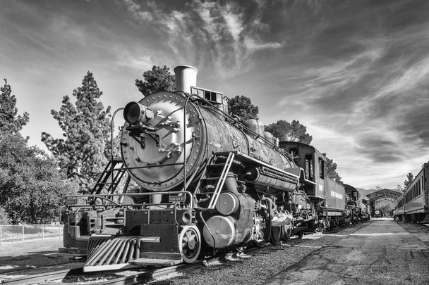 Vanha juna mustavalkoisena
 - Valokuva, kuva