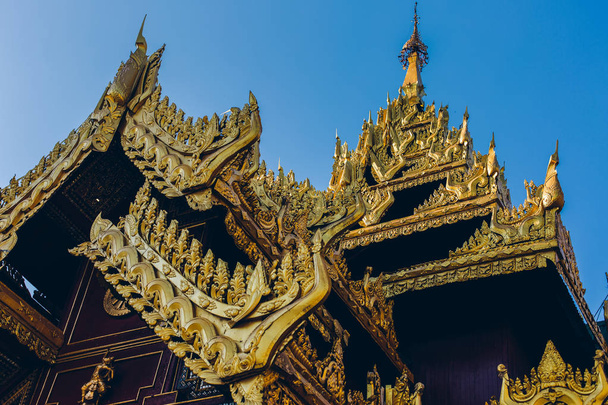 Yangón, Myanmar - 19 FEB 2014: Primer plano de buddha templ de oro
 - Foto, imagen
