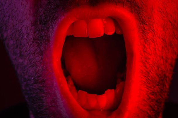 Macro primer plano en el hombre gritando con la boca abierta
 - Foto, Imagen