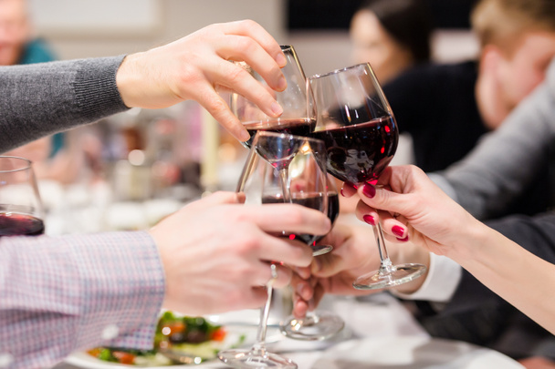 Copos de vinho. Saúde após discurso. Festa no café ou restaurante. Celebração familiar ou aniversário
 - Foto, Imagem
