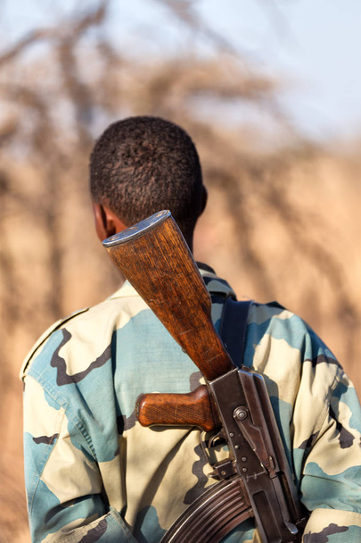  Afryka w teren Etiopii czarny żołnierz i jego broń, patrząc na granicy - Zdjęcie, obraz