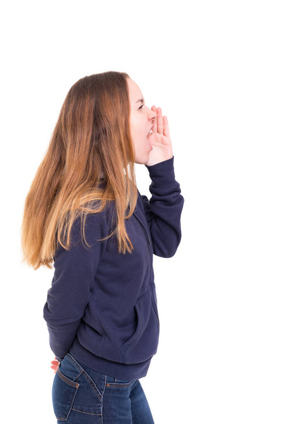 Vrouw schreeuwen tegen iemand, geïsoleerd op een witte achtergrond - Foto, afbeelding