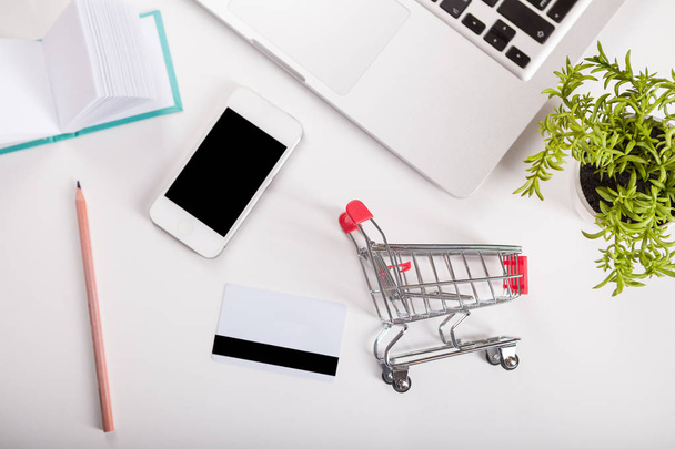 Online-Shopping. Warenkorb, Tastatur, Bankkarte - Foto, Bild