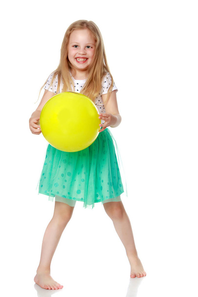 Küçük kız ile top oynarken - Fotoğraf, Görsel