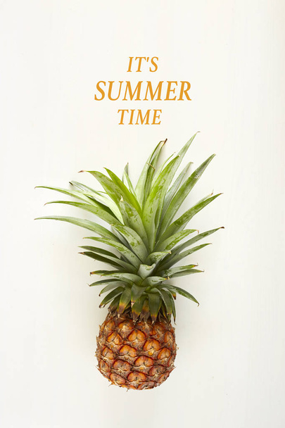 それは夏の時間パイナップルです。  - 写真・画像