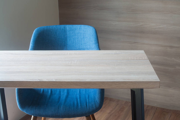 деревянный стол офиса с синим стулом на деревянной стене
 - Фото, изображение