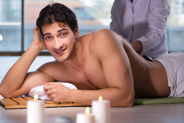 Jung hübsch mann während spa verfahren - Foto, Bild