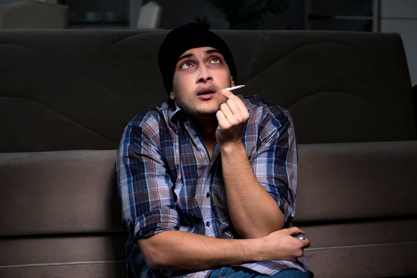Tuskissaan oleva nuori mies, jolla on ongelmia huumausaineiden kanssa  - Valokuva, kuva