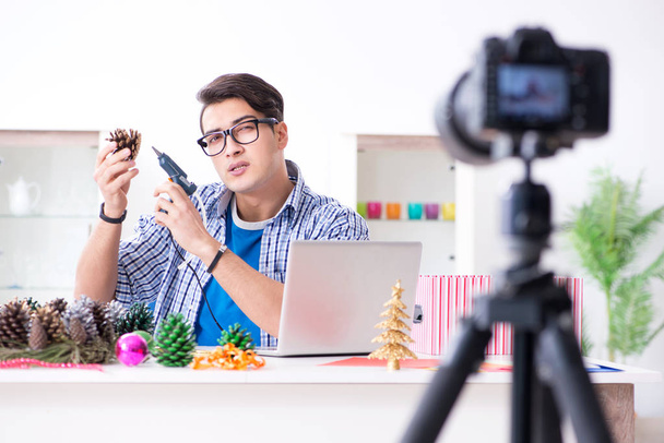 Jeune vlogger enregistrement vidéo faire décoration de Noël - Photo, image